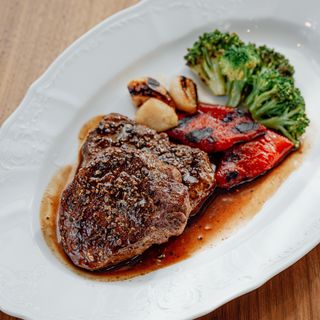 медальоны  Блэк Пеппер с брокколи 