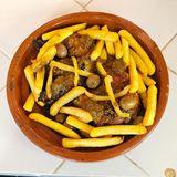 Tajín De Pollo Con Patatas Fritas Y Aceitunas
