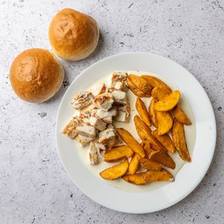 Pileći file u bechamel sosu sa pekarskim krompirom