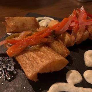 Yuca frita CON VEGETALES