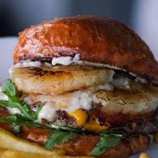 Бургер з ананасом (325г/125г/100г)