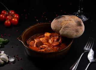 Bob gulaș cu smântână și ardei iute