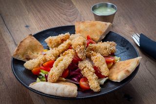 Salată cu pui crocant