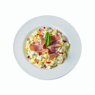 Ensalada rusa con virutas de serrano