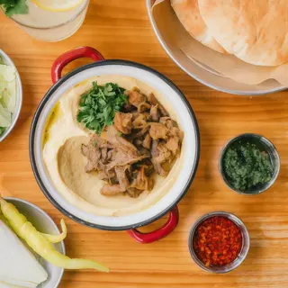 Hummus con shawarma de setas