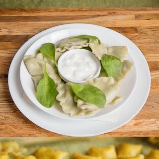 Tradycyjne pierogi ze szpinakiem i serem feta