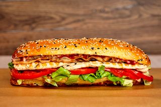 Sandwich cu pui și bacon