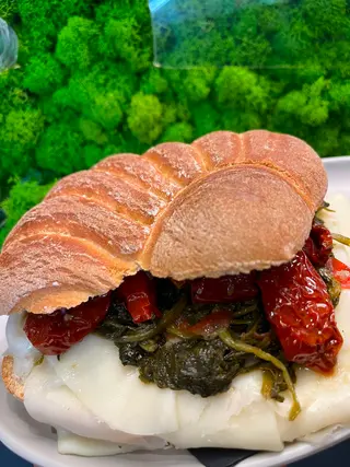 Provola dolce, friarielli, pomodori secchi