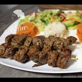 Мариновани телешки шишчета с гарнитура 