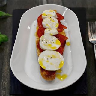 Tosta con queso fresco y tomate