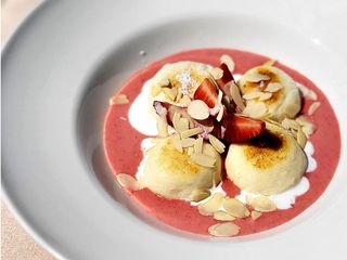 Сирники в полуничному соусі з мигдалевими пластівцями (160/50g)