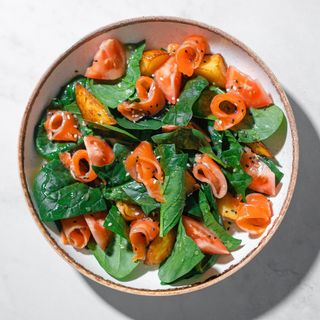 Салат со слабосоленой форелью (260 гр)