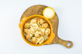 Пельмени (говядина) жареные в горшочке, сырный соус и сметана