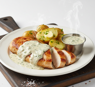 Pui cu sos gorgonzola și cartofi natur