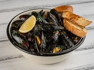Мідії чілі у винно-часниковому соусі з хрустким багетом (500/45g)