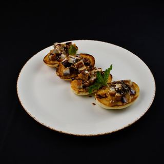 Брускетта с баклажанной икрой и угрем