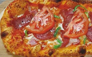 Пица с доматена паста, салам Наполи, бекон, прясна чушка (500г)