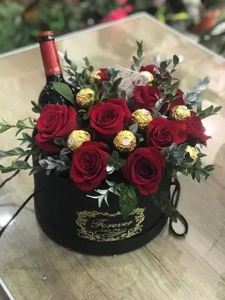 Gift box vino, ruže i ferrero