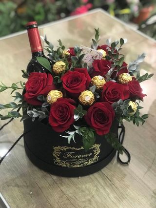 Gift box vino, ruže i ferrero