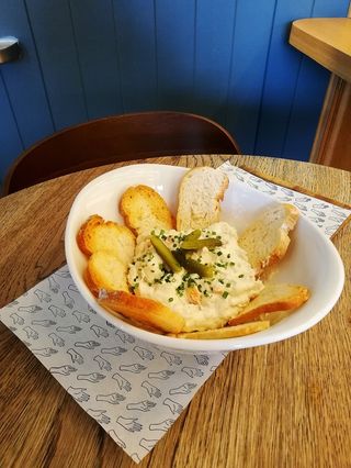 Ensaladilla Rusa Con Sus Encurtidos