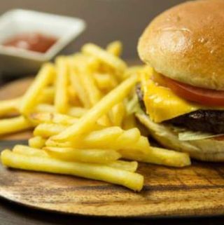 Телешки чийзбургер с пържени картофи и салата Колсло