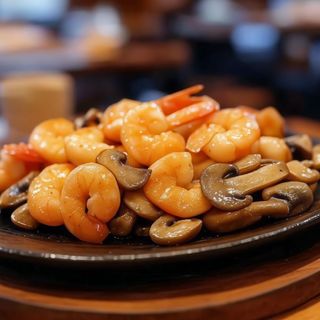 Salteado de gambas con champiñones