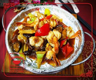 G5 კრევეტები შავი პილპილით, გავარვარებულ თუჯის კეცზე