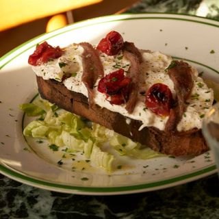 Crostone puntarelle burrata e alici