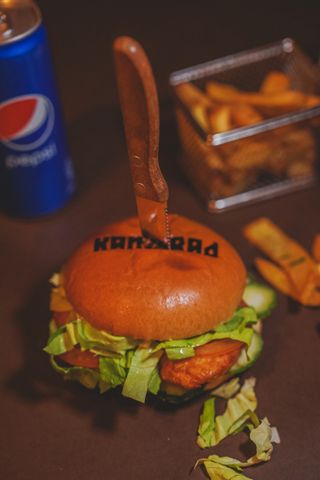 Meniu Crispy Chicken Burger, Cartofi pai, Doză pepsi (330ml)