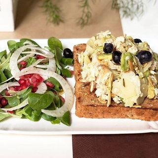 AVOCADO TOAST CON POLLO