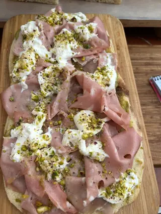 Pizza gourmet con mortadela 