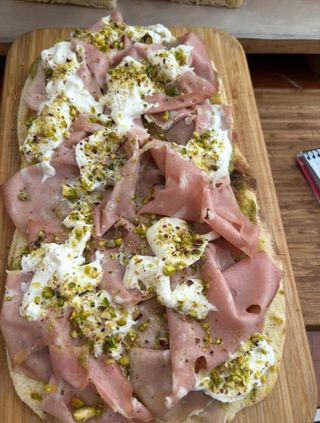 Pizza gourmet con mortadela 