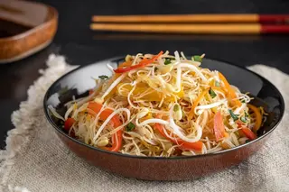 Spaghetti di riso saltati alla cinese