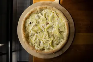 Пицца с грушей и сыром