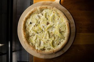 Пицца с грушей и сыром