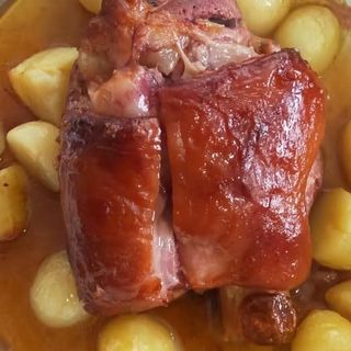 Codillo asado de estilo alemán con patatas