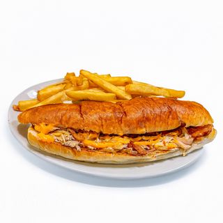 Bocadillo de pollo desmenuzado con patatas