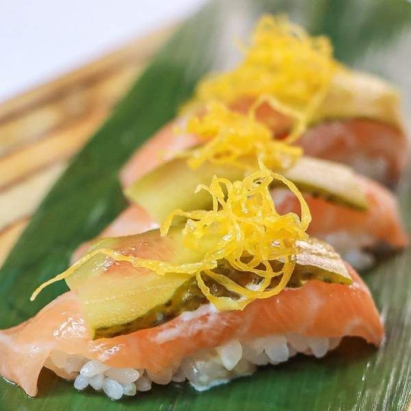 Nigiri de salmón toro con pepinillo (und)