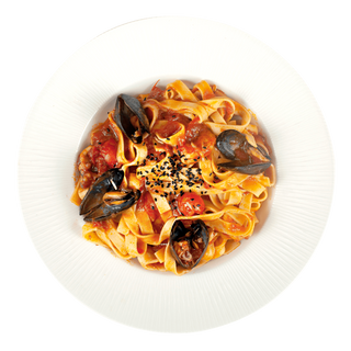 Tagliatelle al frutti di mare con calamares y langostinos 