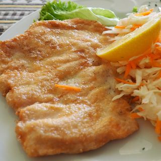 Пилешко филе пане със свежа салата 350 гр.