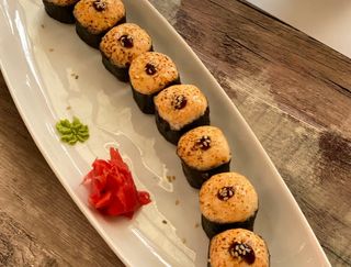 Жаренный ролл с лососем