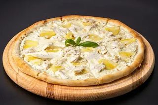 Пицца с курицей и ананасами