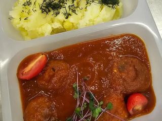 Pulpety drobiowe z sosem pomidorowym, ziemniaki, surówka