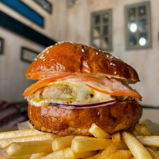 Чікен бургер(250 грам) + картопля фрі і напій(Coca-cola, Fanta або Sprite)