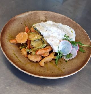 Curcan in sos de mustar si legume tempura