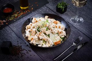 Salata Caesar cu piept de pui