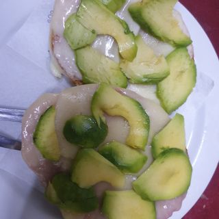 Tostada de tomate aguacate y pavo