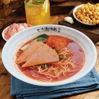 Fideos de caldo tomate con  fiambre cocido de cerdo(Sin picante) 番茄午餐肉面/米线