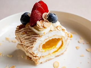 Ruladă de bezea cu mango și fructul pasiunii