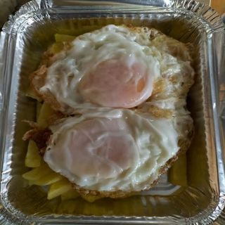 Huevos fritos (2 uds.) con patatas fritas